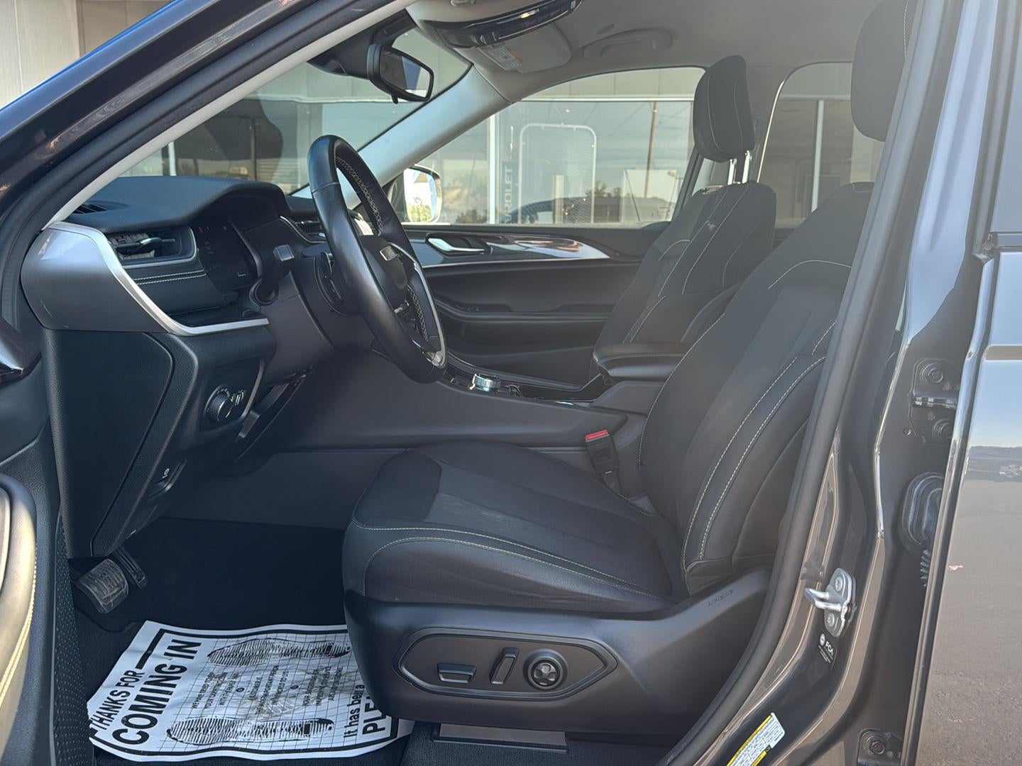 2022 Jeep Grand Cherokee L Laredo 4x4