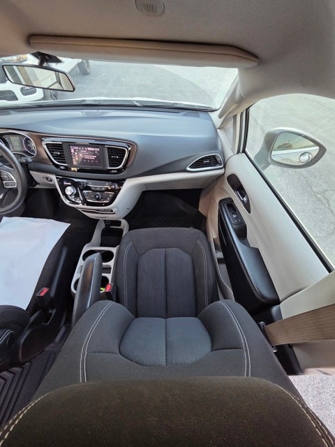 2022 Chrysler Voyager LX